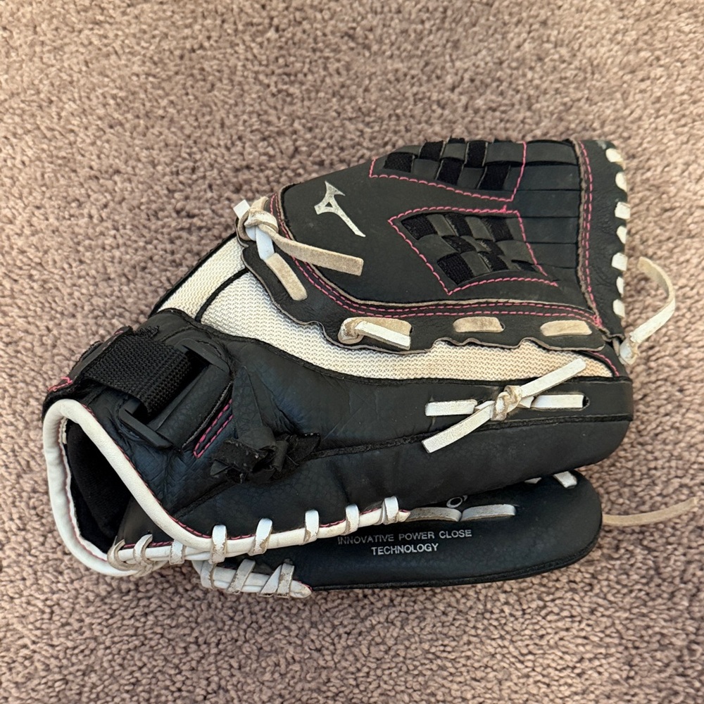 Mizuno Black and White Softball Glove 11.5 inches